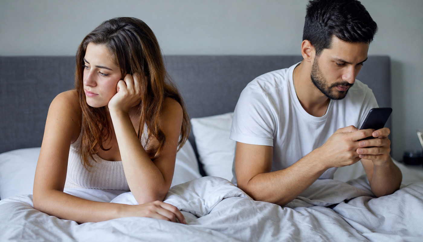 La place de la technologie dans les couples modernes : simple outil ou troisième acteur